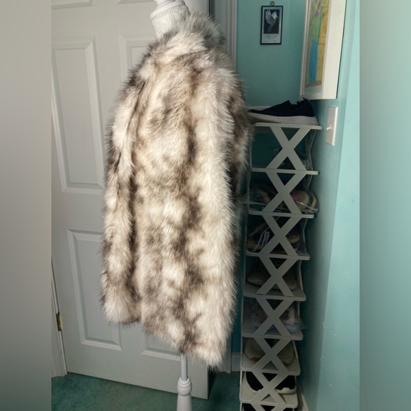 Elegant Faux Fur Coat in Gray and White - Picture 13 of 15